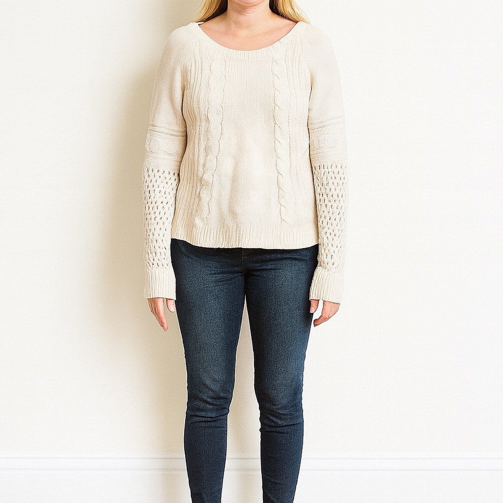 American Eagle Size Small Chunky Classic White Cable Knit Sweater.